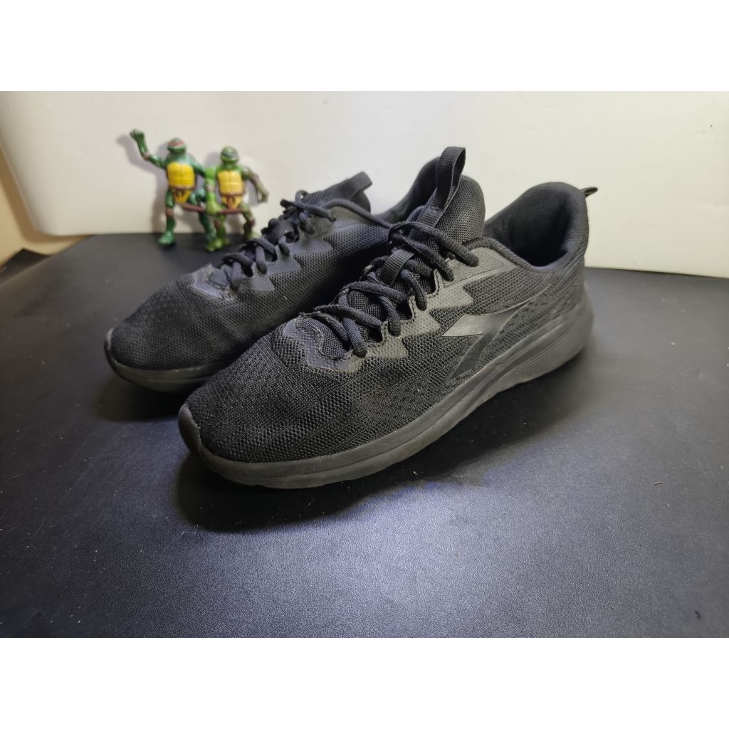sepatu olahraga diadora hitam second size 41