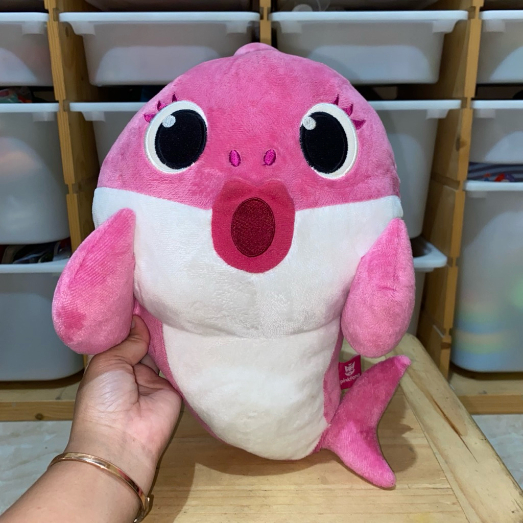 Original Pinkfong Korea Baby Shark Mommy Shark Boneka Plush Doll – Boneka Karakter Baby Shark & Momm