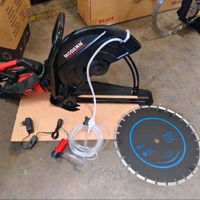Alat pemotong beton (concrete cutter)