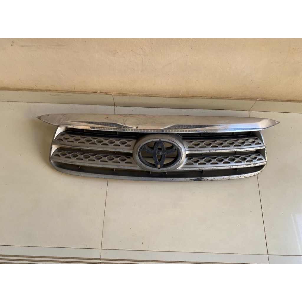 Grill gril lambang depan Toyota Fortuner 2009 2011 original