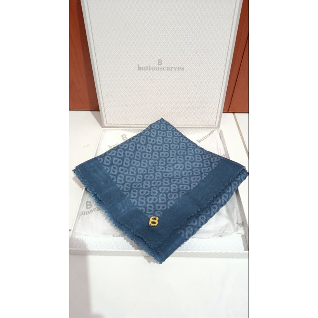 Buttonscarves Tapis Square (Preloved)