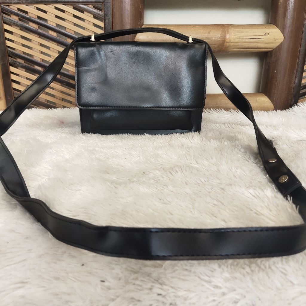 PL tas selempang kulit glossy tebal warna hitam