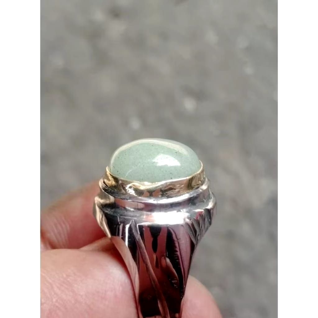 cincin batu fosfor asli menyala dalam gelap mban monel tanam. nyala biru