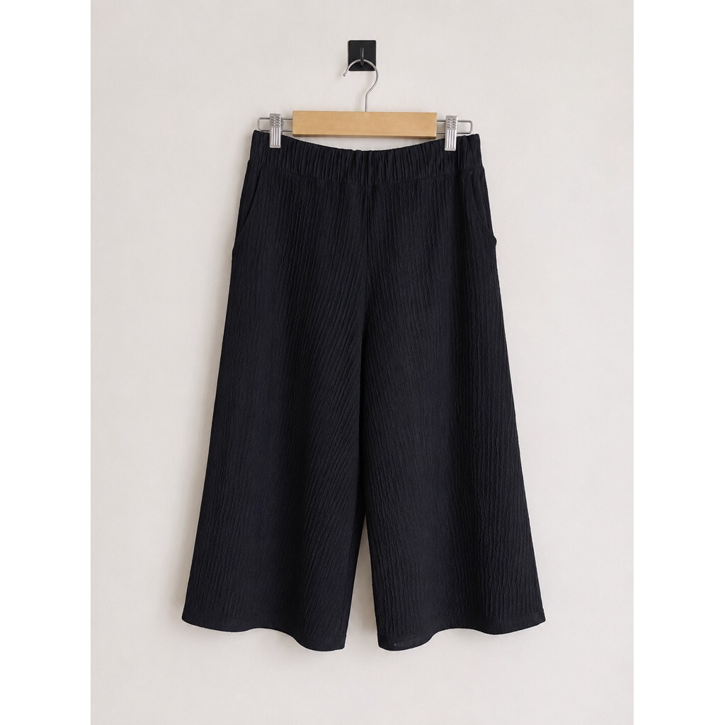 PL - Celana Midi Crinkle Hitam Timbul