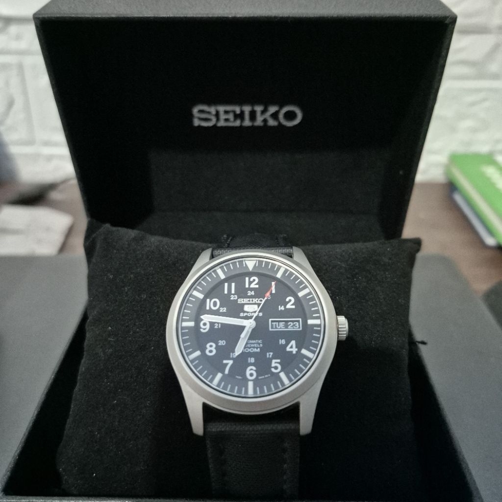 Jam tangan otomatis SEIKO SNZG15K1