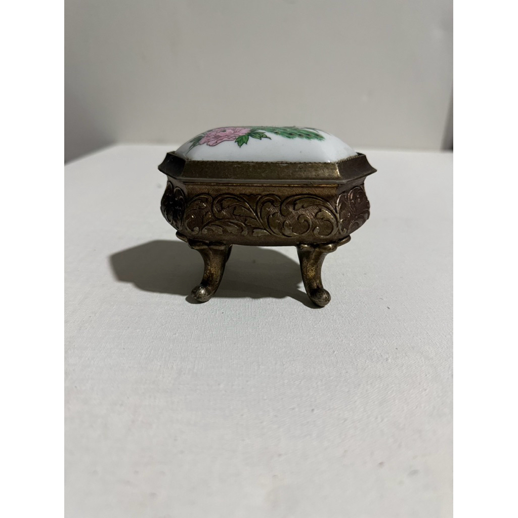 Kotak perhiasan vintage berkaki (vintage footed trinket jewelry box)