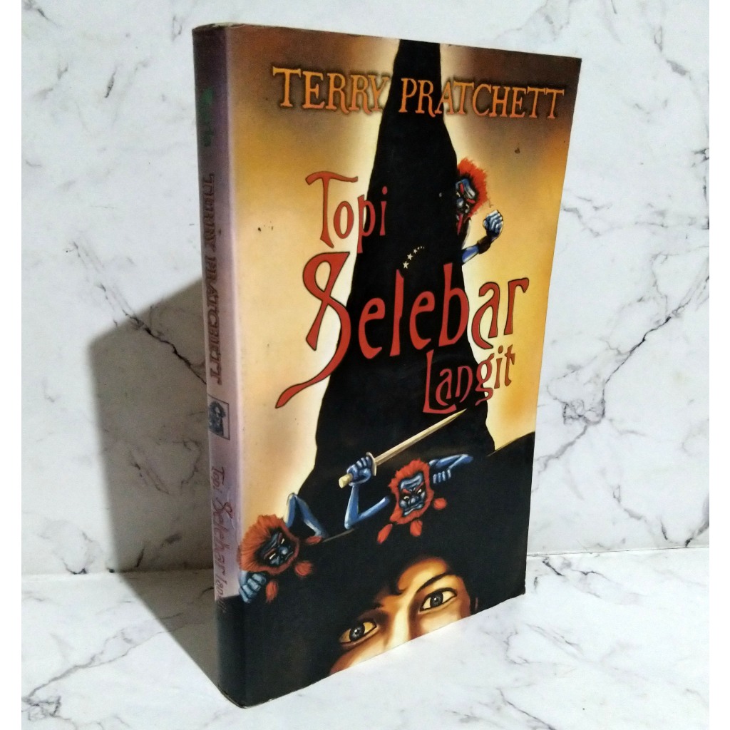 Novel Topi Selebar Langit Terry Pratchett Penerbit Atria (2007)