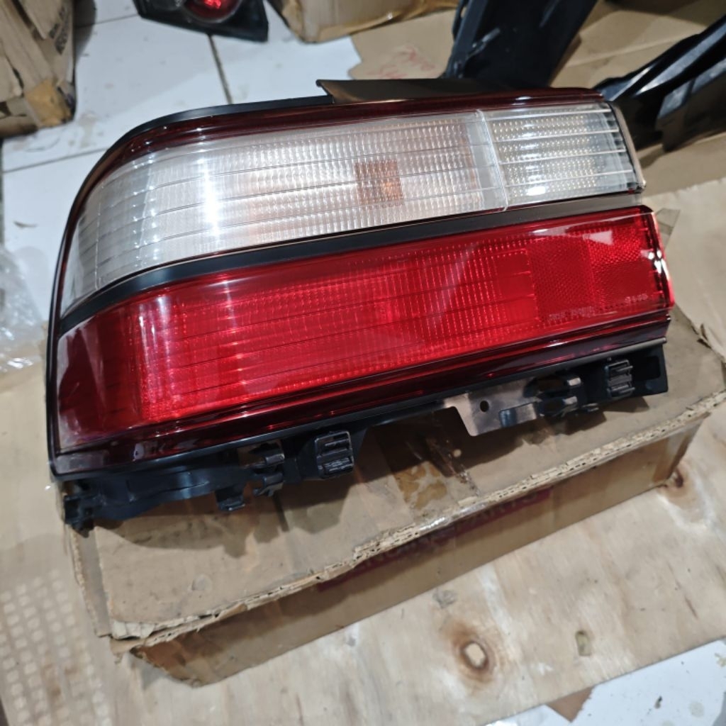 Stoplamp lampu belakang kiri toyota great corolla ae101 nos original koito