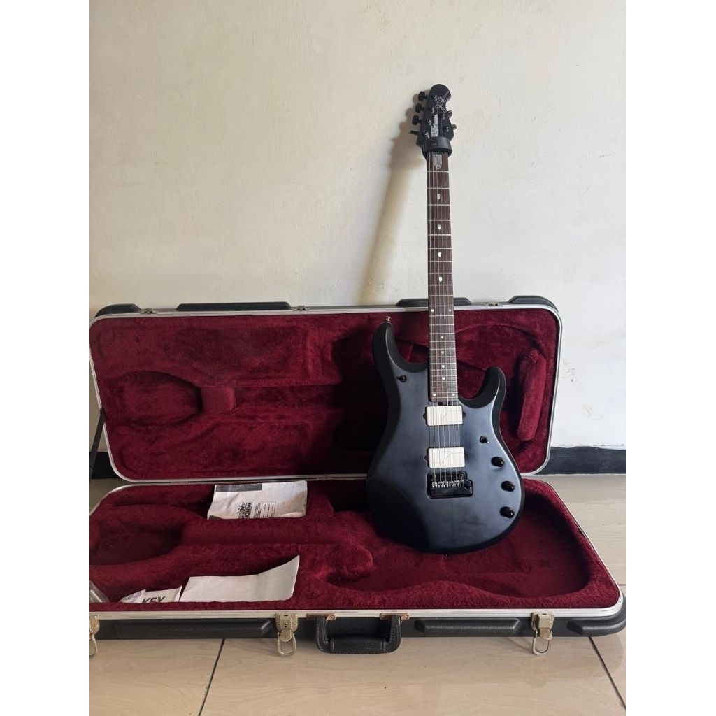 Ernie Ball Musicman JP6 John Petrucci Signatur warna Stealth Black