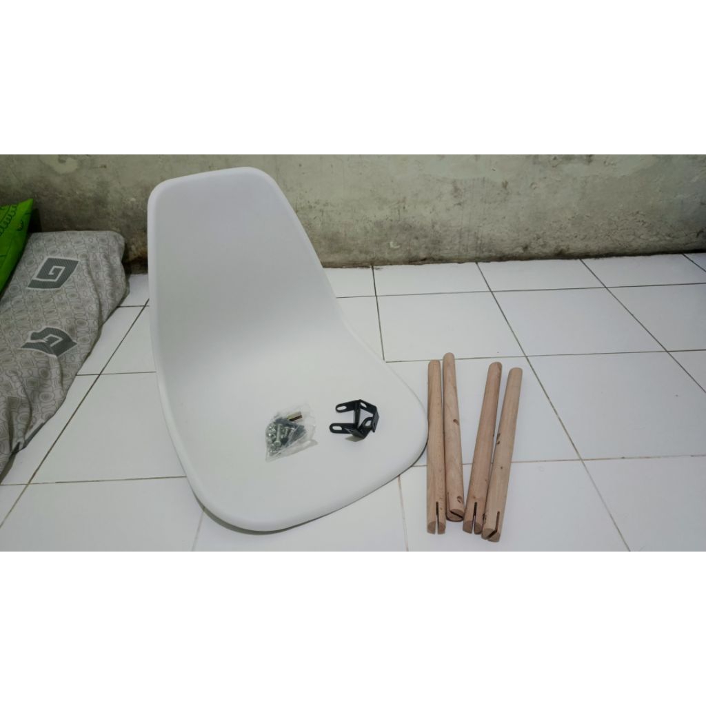 Kursi Eames (tanpa rangka)