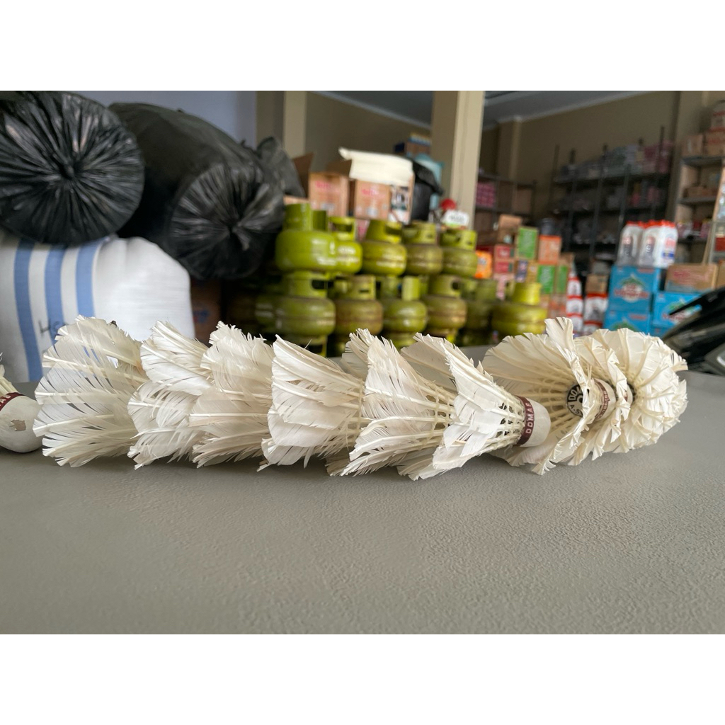 Shuttlecock bekas pakai kok badminton limbah