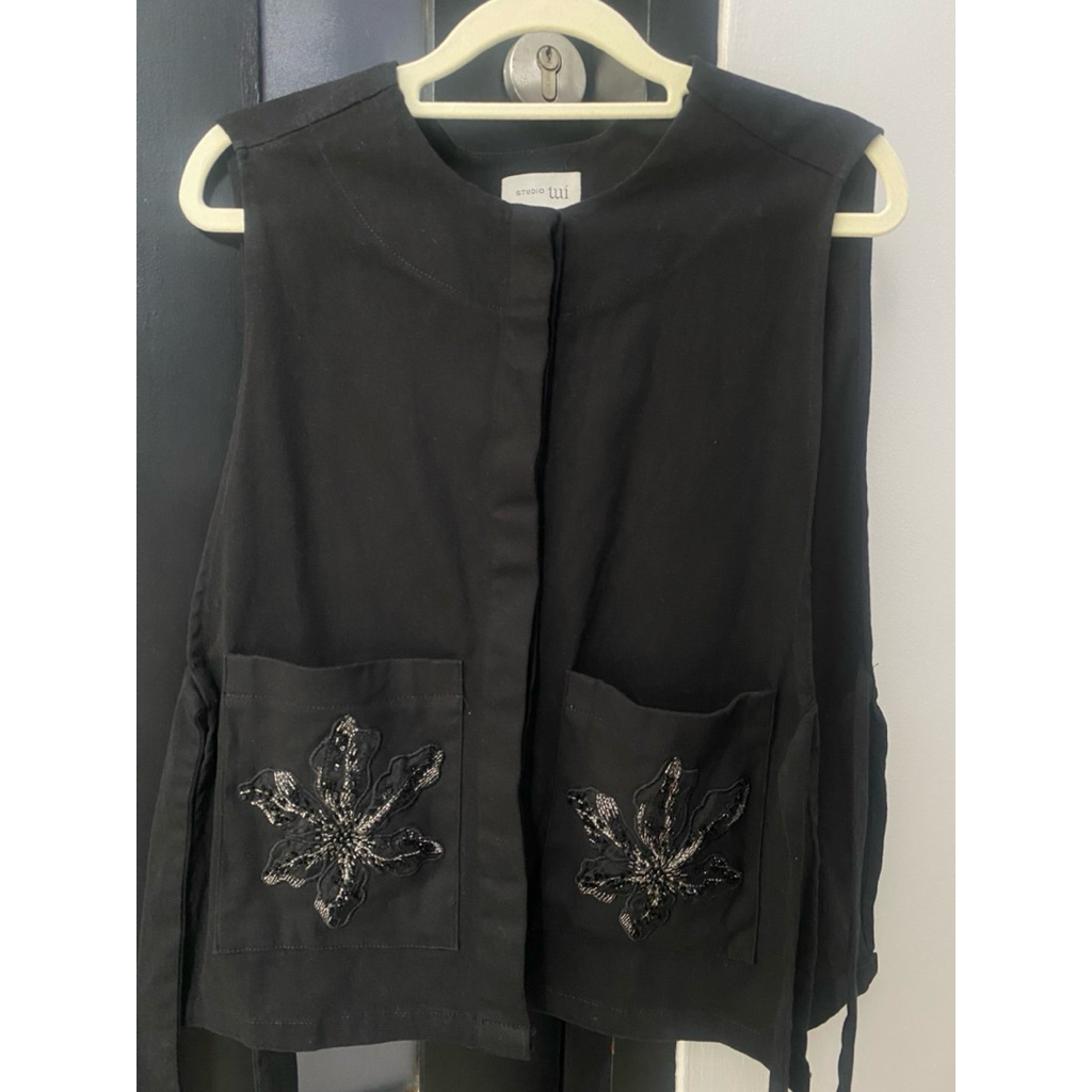 Preloved Vest Studio Tui