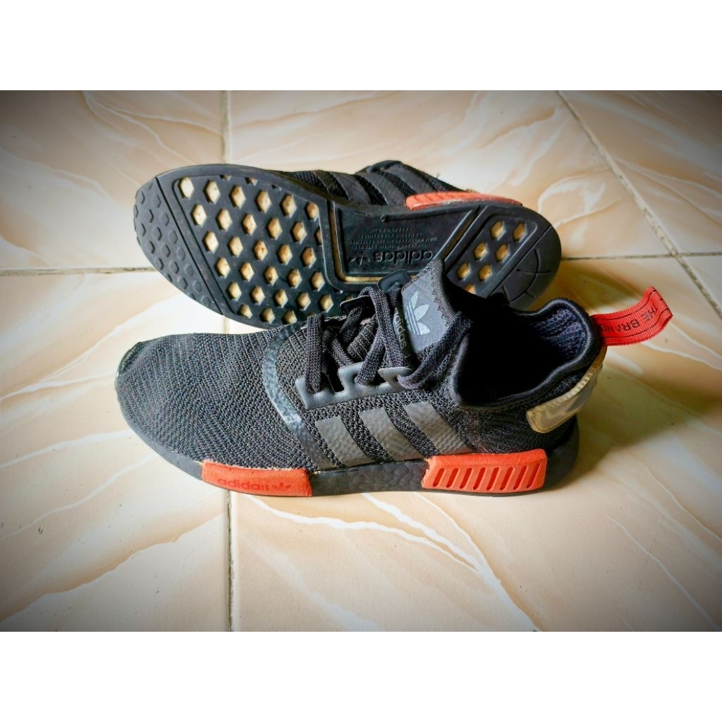 sepatu second AD1D4S NMD R1
