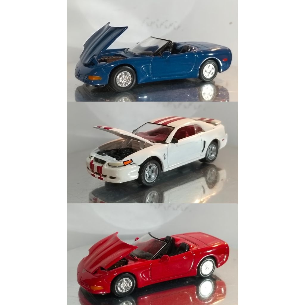 Johnny lightning Mustang dan temannya Corvette ( rancing champions)