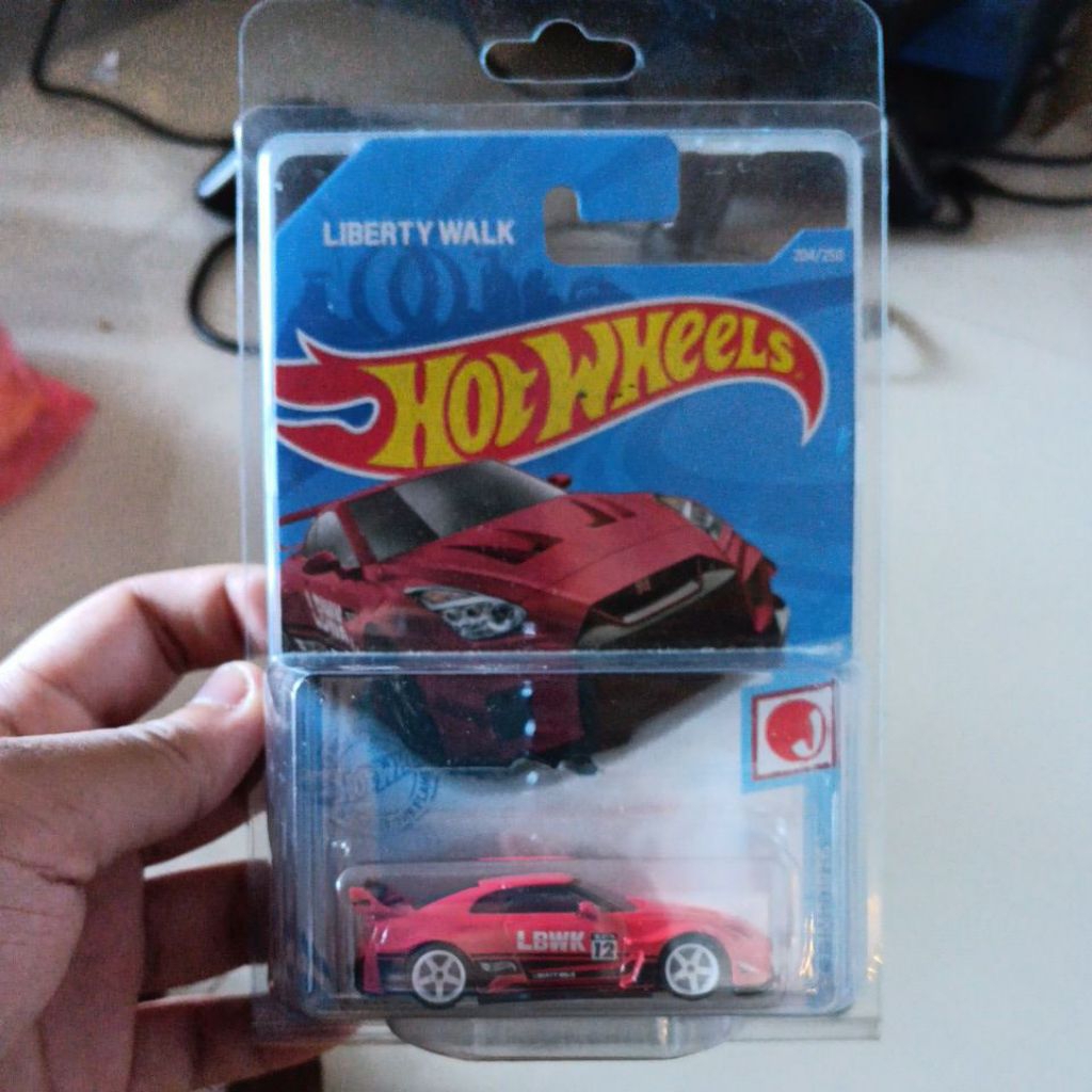 hotwheels Nissan r35 lbwk red