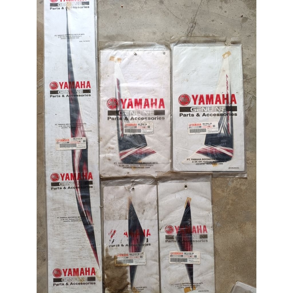 striping yamaha xeon karbu (44D)  warna putih 2011 . original yamaha