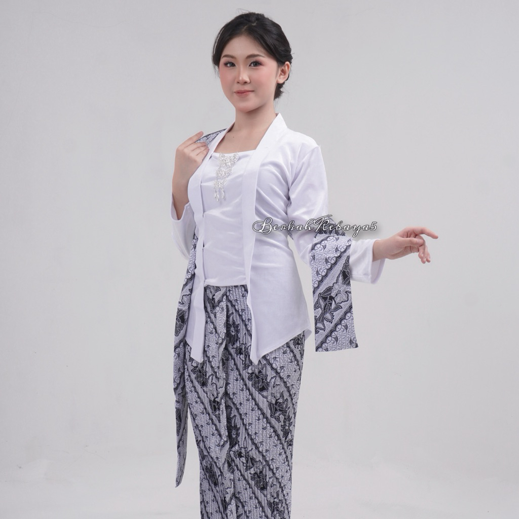 Setelan Kebaya Bludru Kutu Baru Warna Putih / Kebaya + Selendang + Jarik Wiru Motif Parang Kusumo Pu