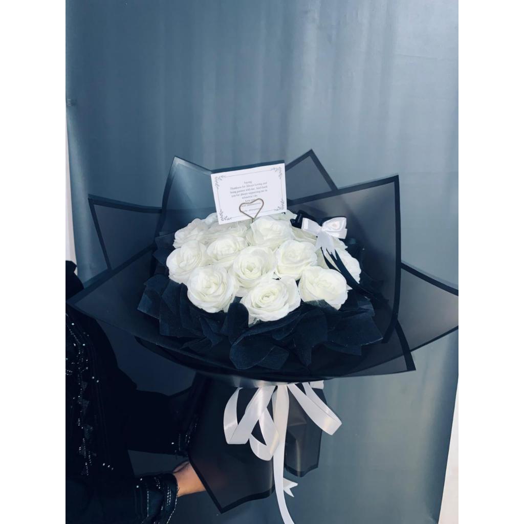 Hand Bouquet Mawar Putih Kombinasi Hitam - Kado Anniversary / Buket Lamaran Pernikahan / Buket Bunga