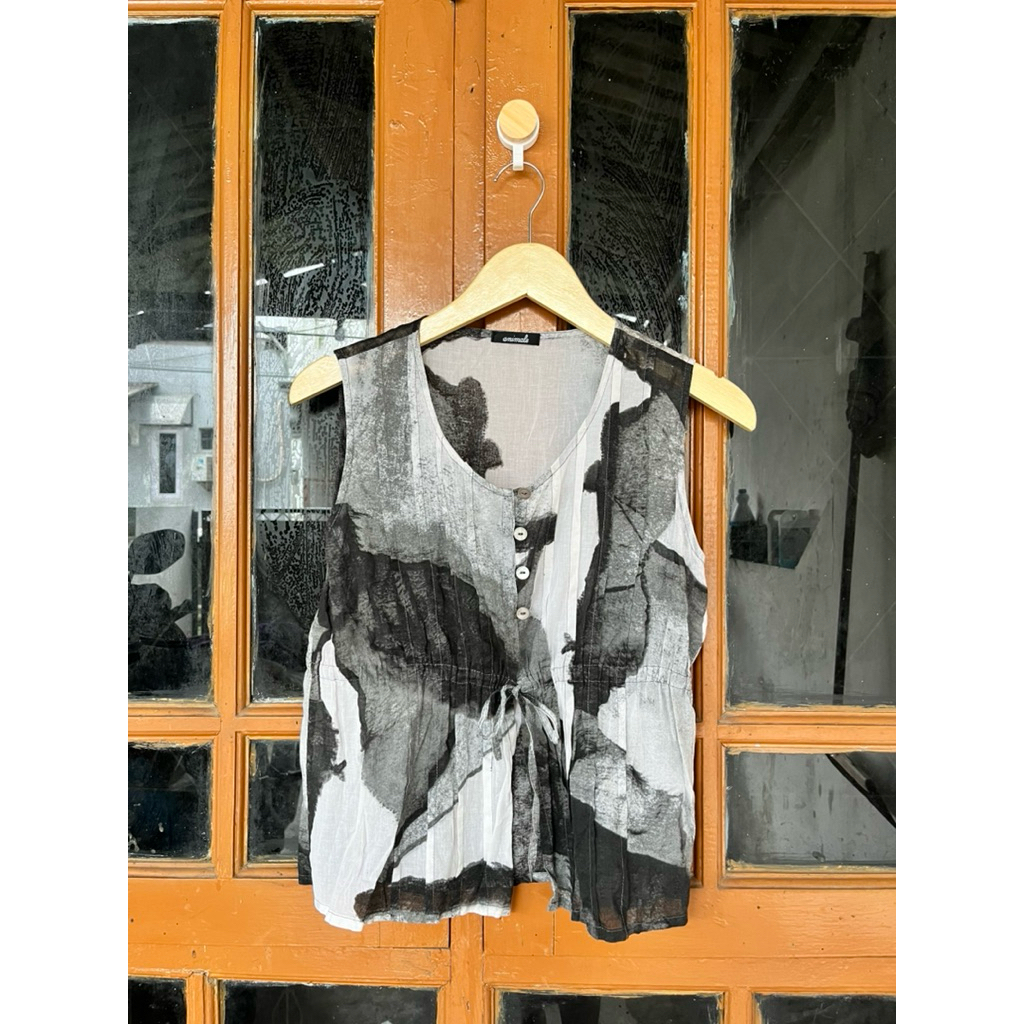 FT06 - Abstract Painted Monochrome Outer