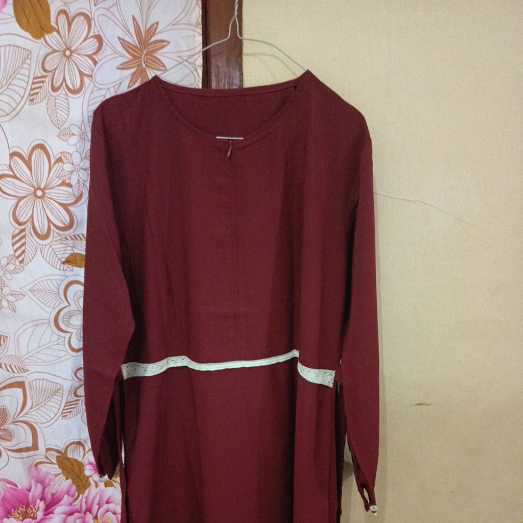 gamis merah list putih