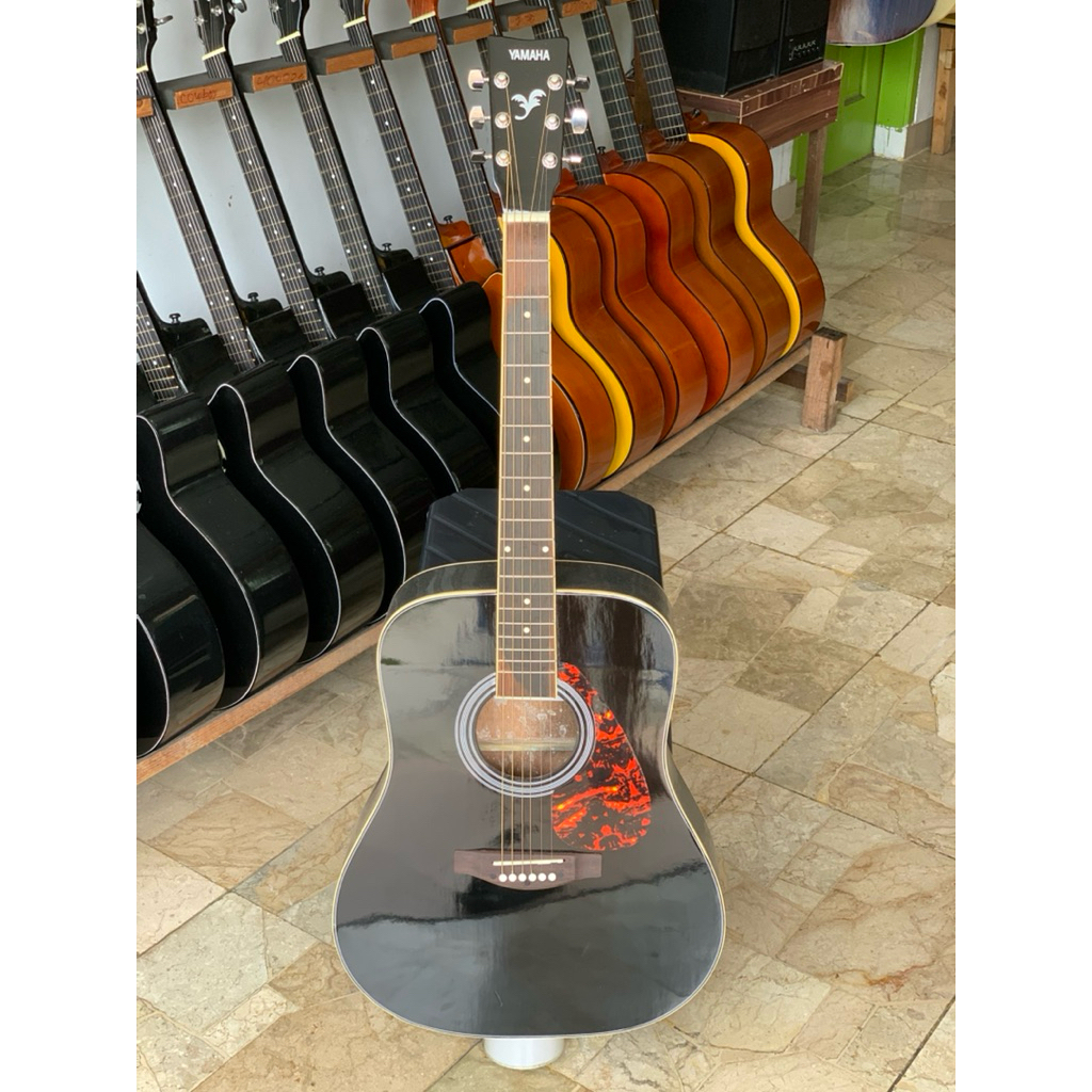 Gitar Akustik Yamaha F-310 warna hitam custom tanam beso