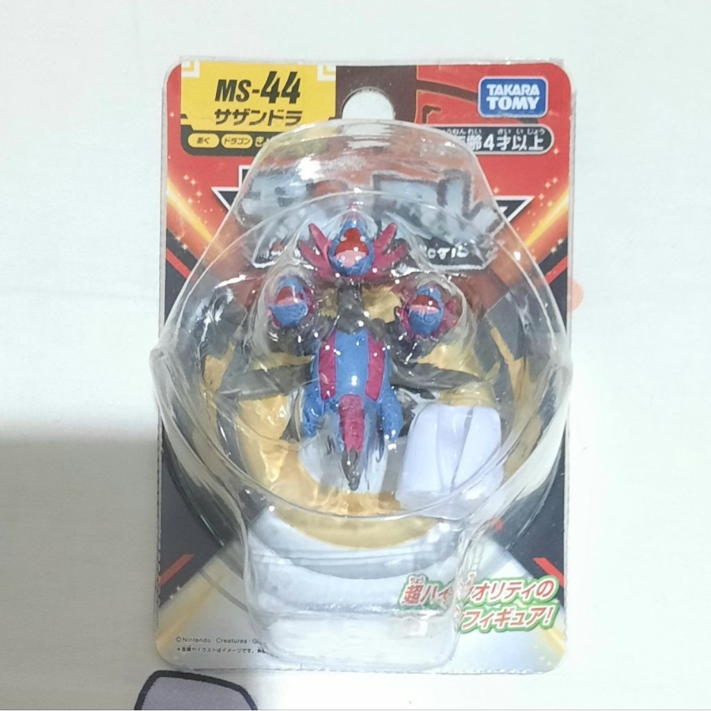 Moncolle Pokemon figure Hydreigon merek takara tomy
