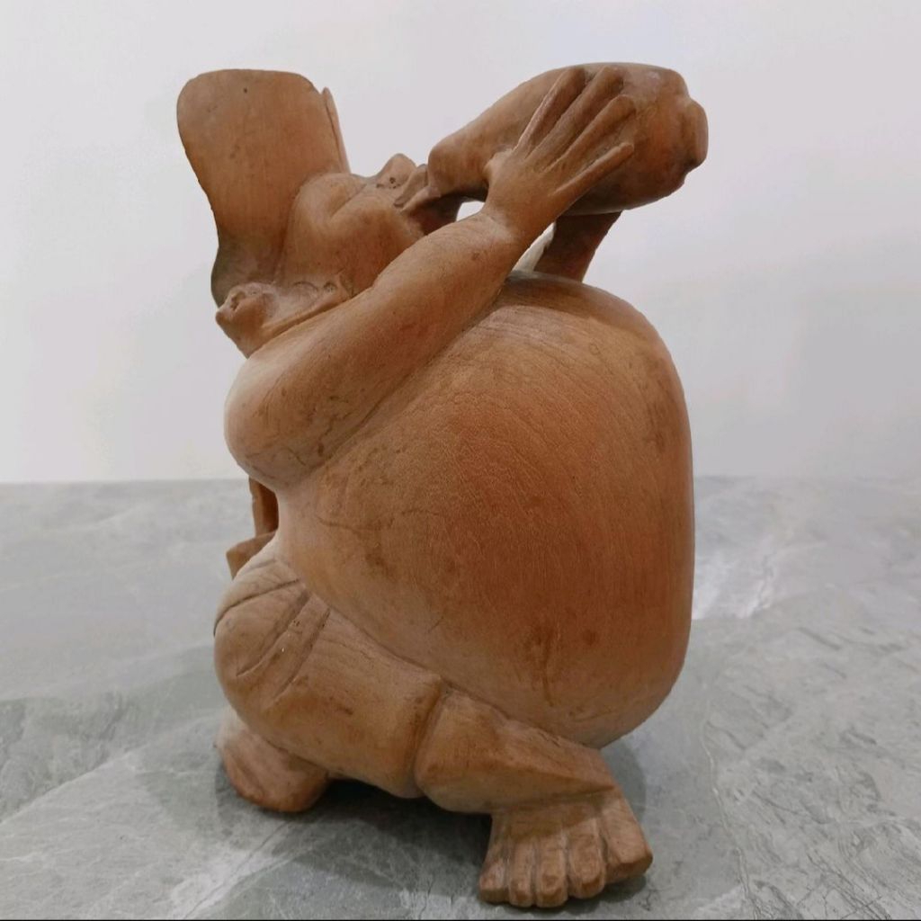 Patung Ukiran Kayu (Minum)
