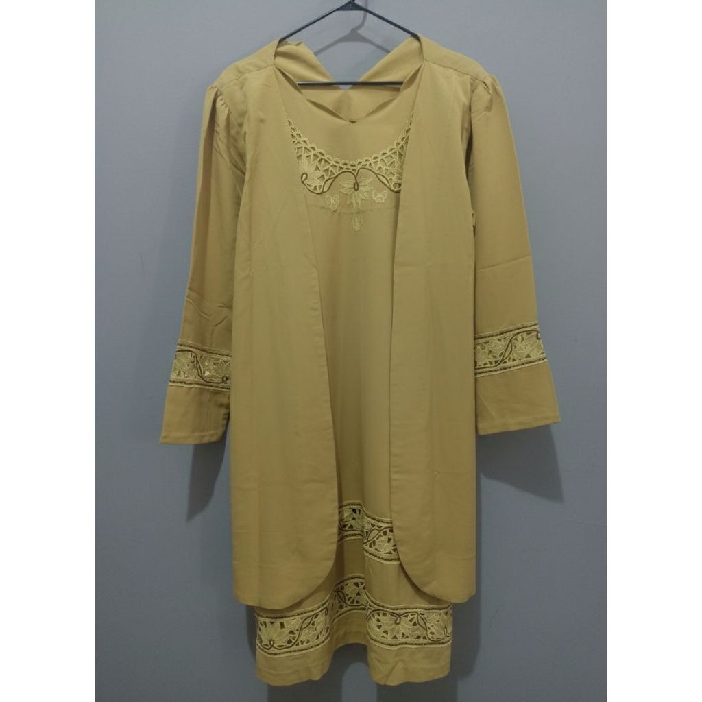 Pakaian Lebaran Setelan Celana Warna Kuning Gold Wanita