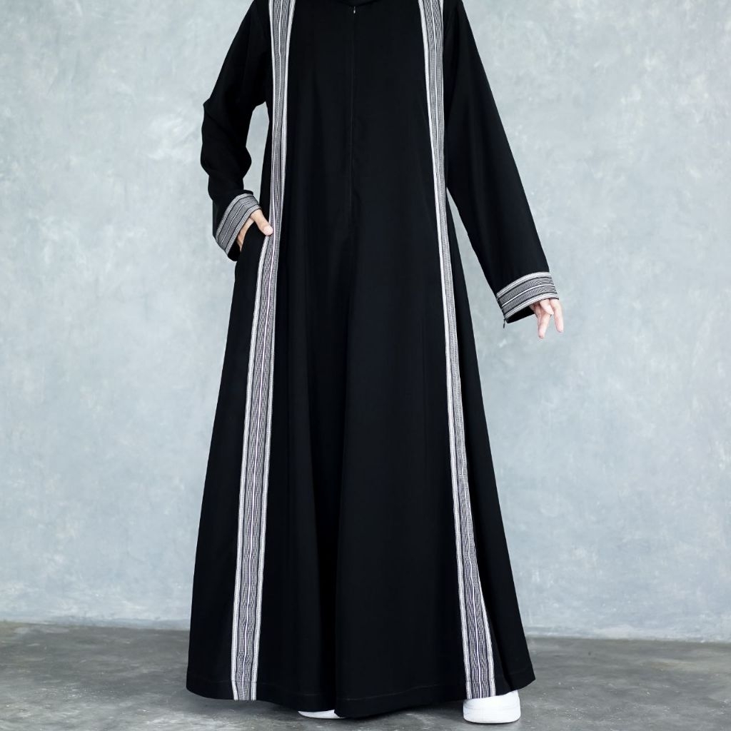The Queen's Elegant Abaya (Black series) - Al Arabian Butik
