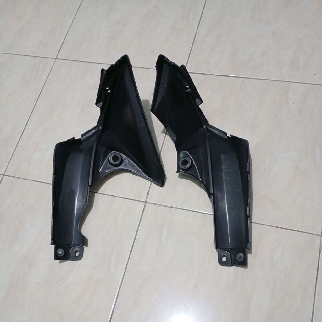 Cover body legshiel sayap luar bawah Jupiter Z new 115 CC thn 2010 Robot salip hitam glossy