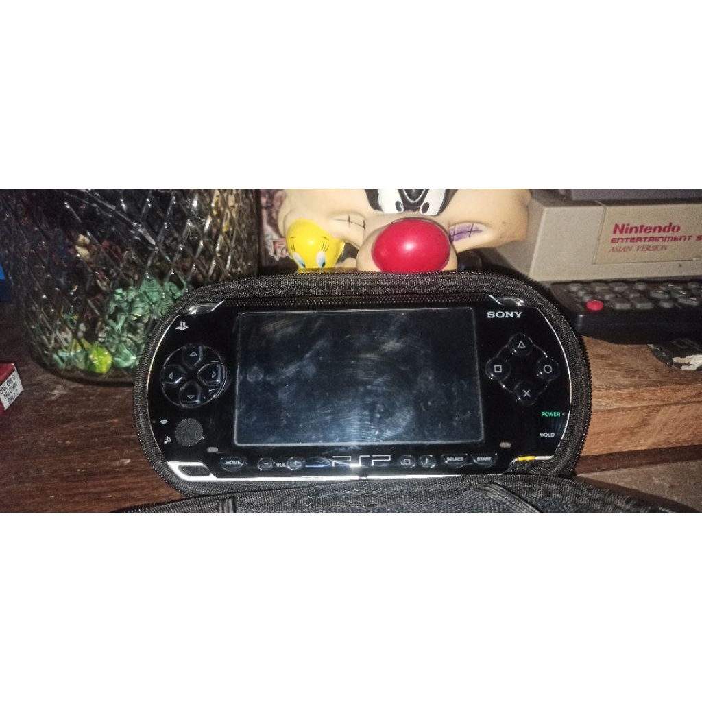 konsol game portabel Sony PSP 1000 hitam