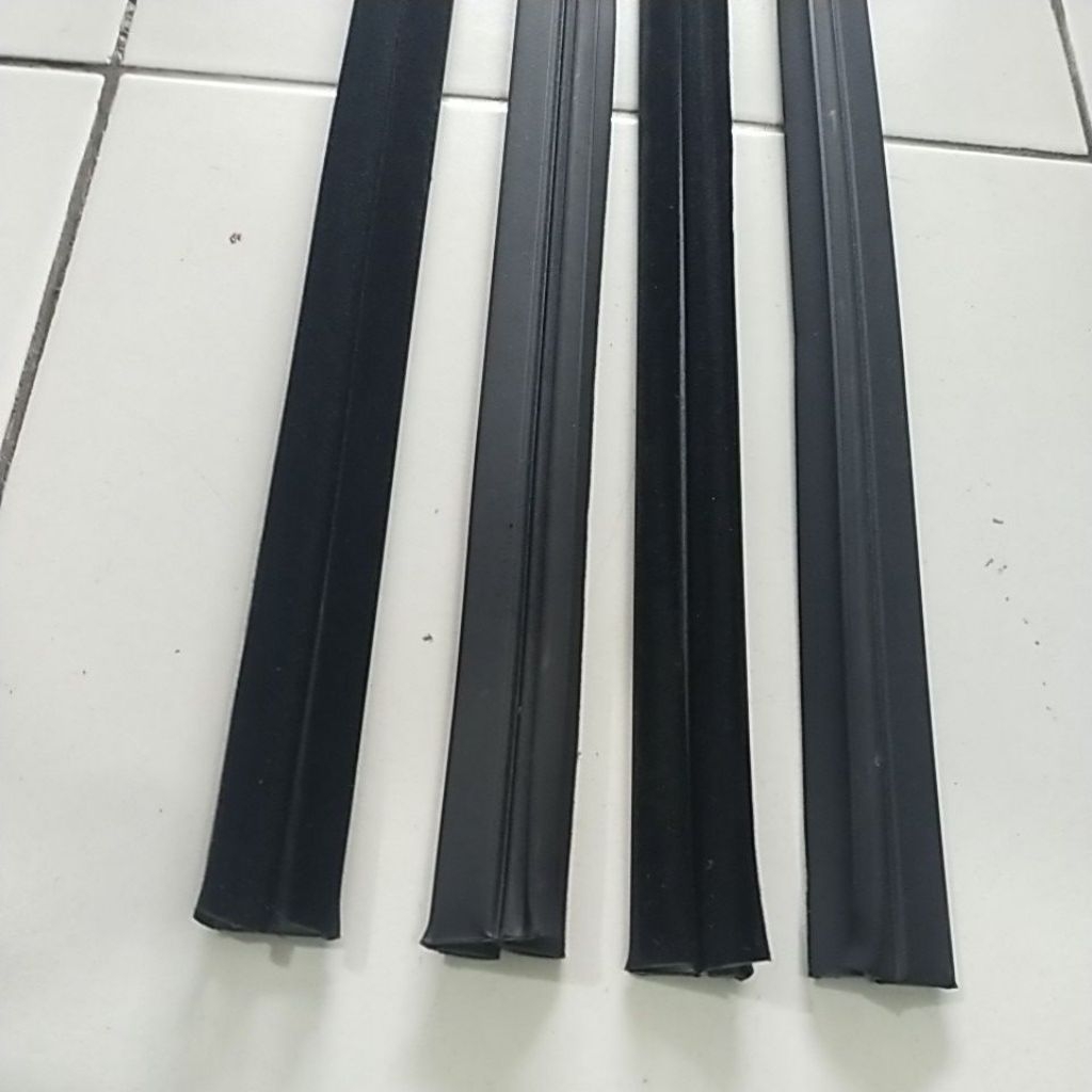 karet pelipit kaca pintu dalam mobil Innova lamo