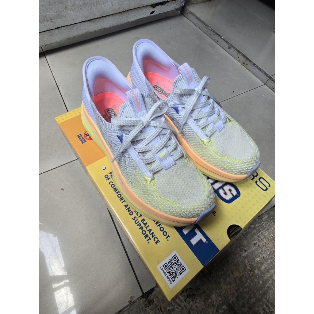 SEPATU SKECHERS WANITA PRELOVED