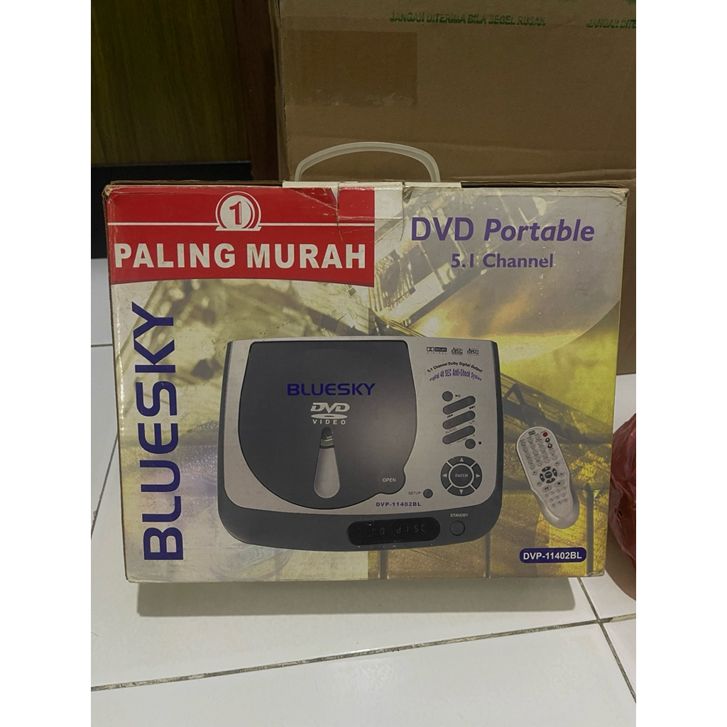 DVD Portable merk Bluesky model DVP-11402BL.