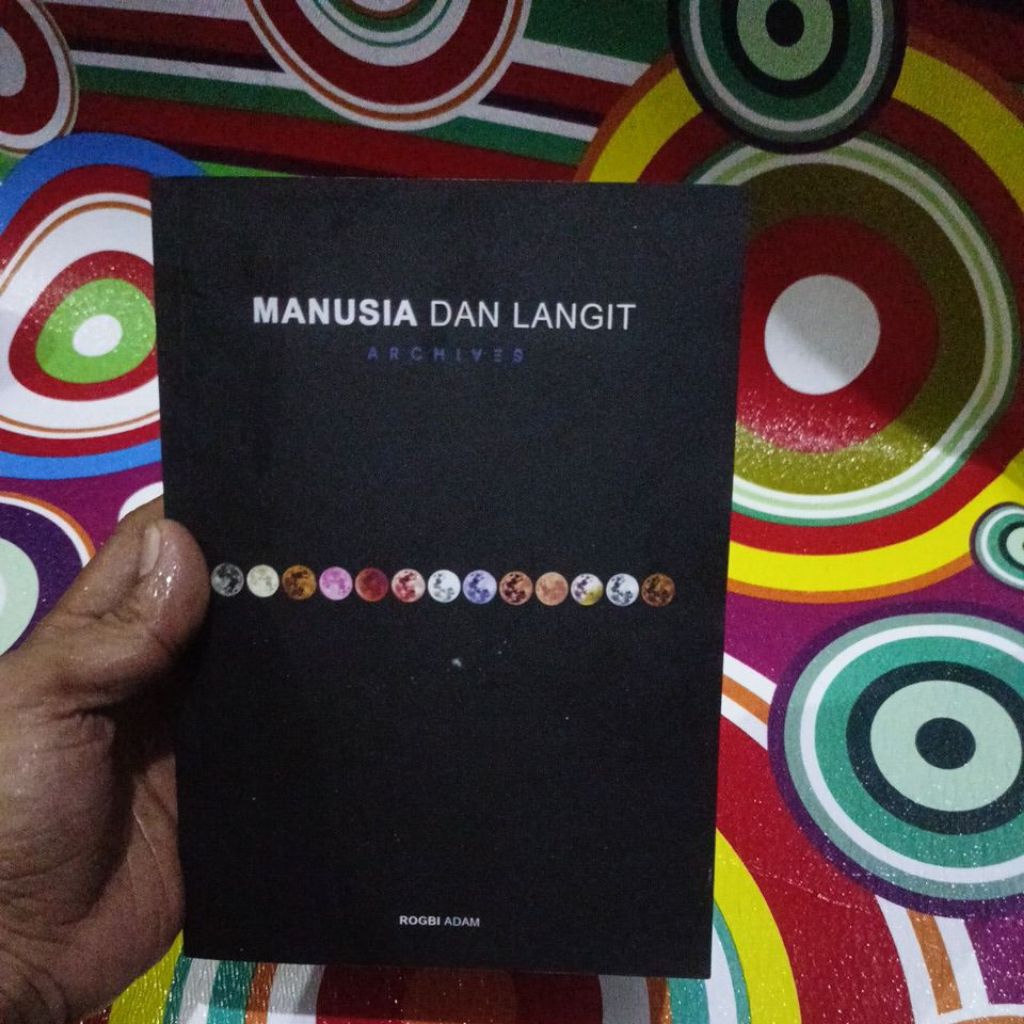 Buku manusia dan langit By Rogbi adam