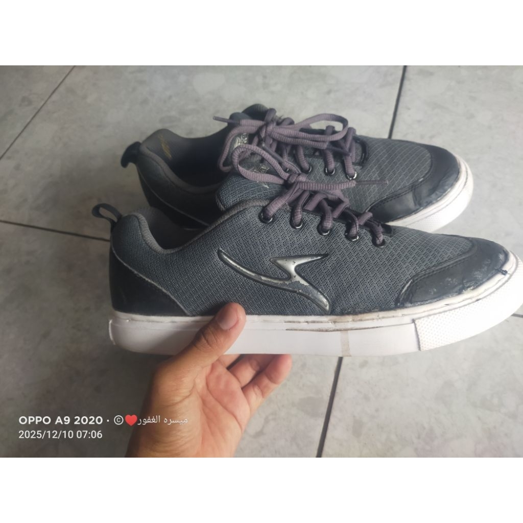 SEPATU DOKEVI