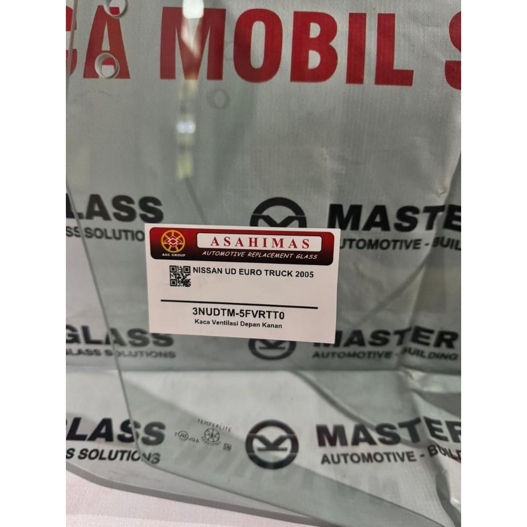 Kaca ventilasi / kaca segitiga pintu depan Nissan euro
