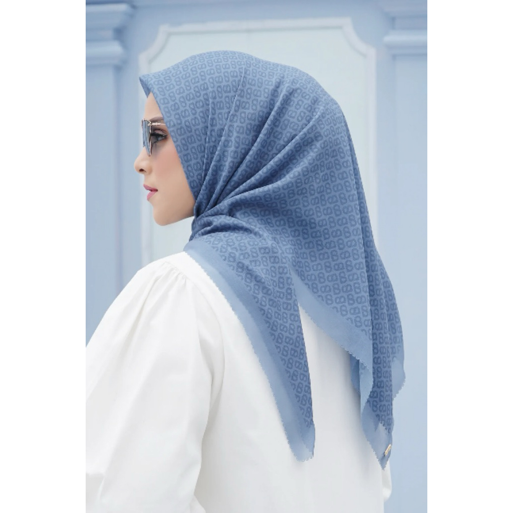 PRELOVED Buttonscarves Tapis Square “ ICE BLUE “ With Defect