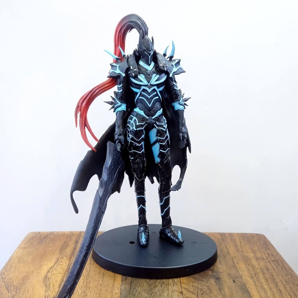 Mainan action figure Igris the Bloodred, a loyal shadow soldier.  21cm PVC action figure of the char