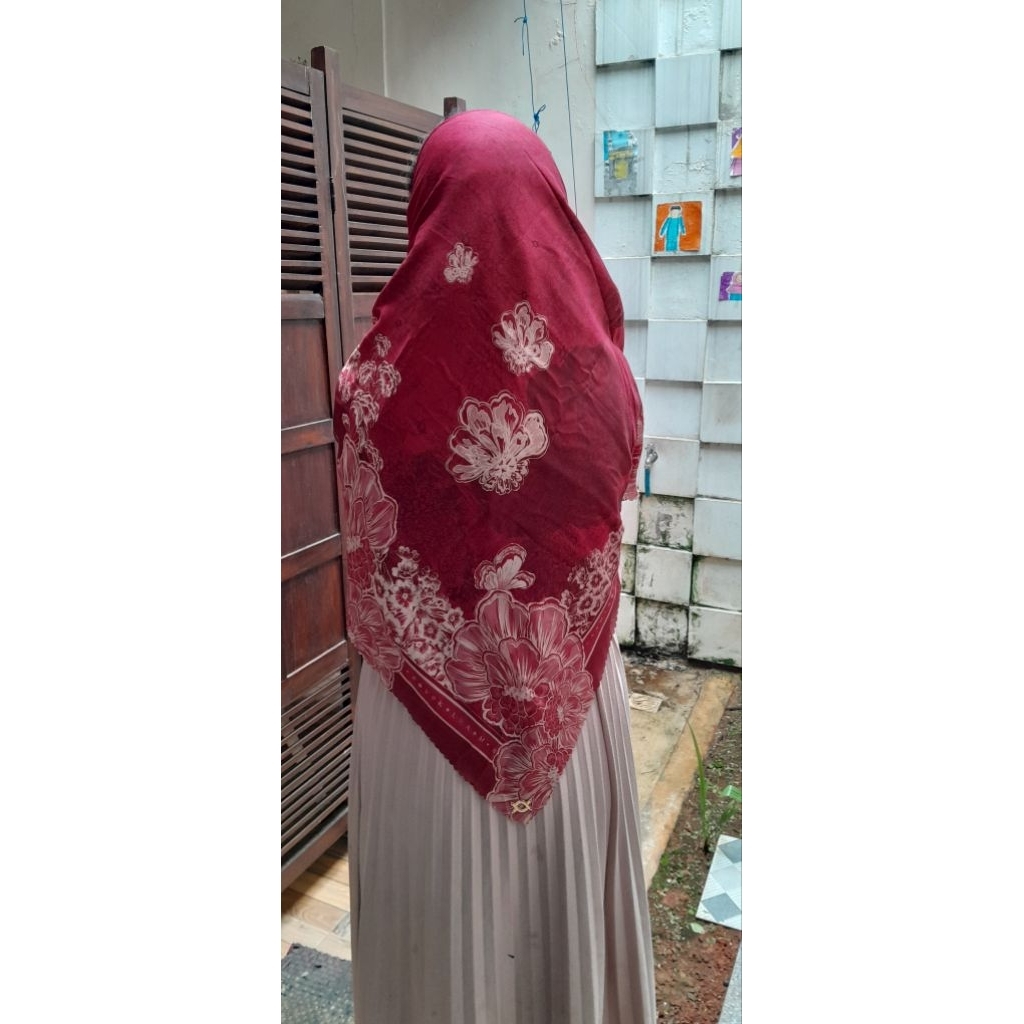 PRELOVED SCARF WEARING KLAMBY ORI