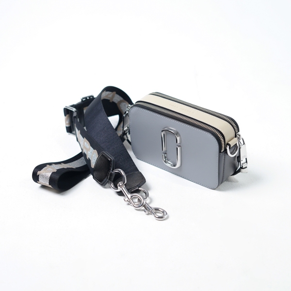 Tas MJ SNAPSHOT WOLF GREY BEIGE TEXT STRAP 100% ORIGINAL