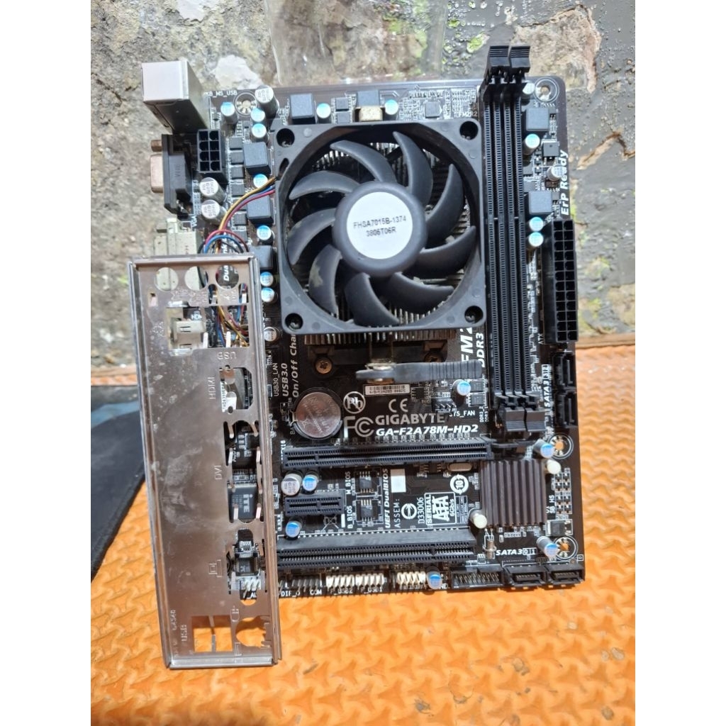 Paketan Motherboard Gigabyte AMD FM2+ Processor A8 6600K Plus Hsf