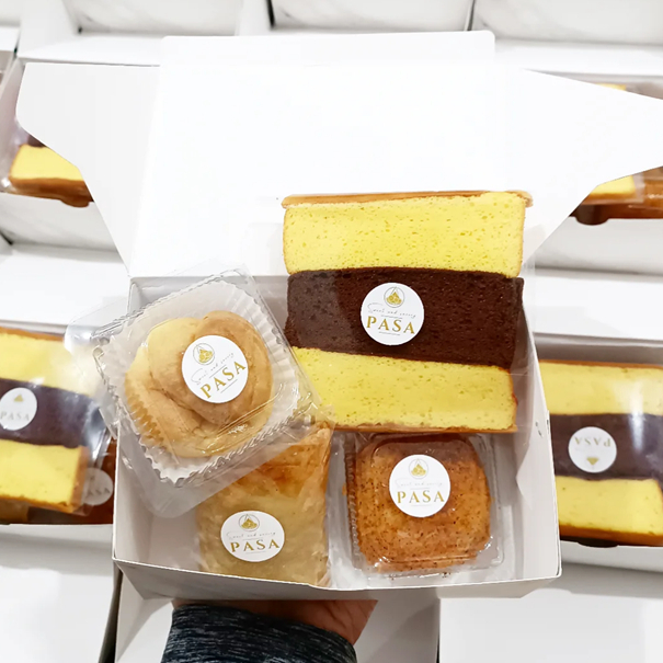 Paket Snack Box isi Lapis Surabaya, Kue Sus, Martabak Telor Ayam, Ketan Serundeng & Cleo 220ml