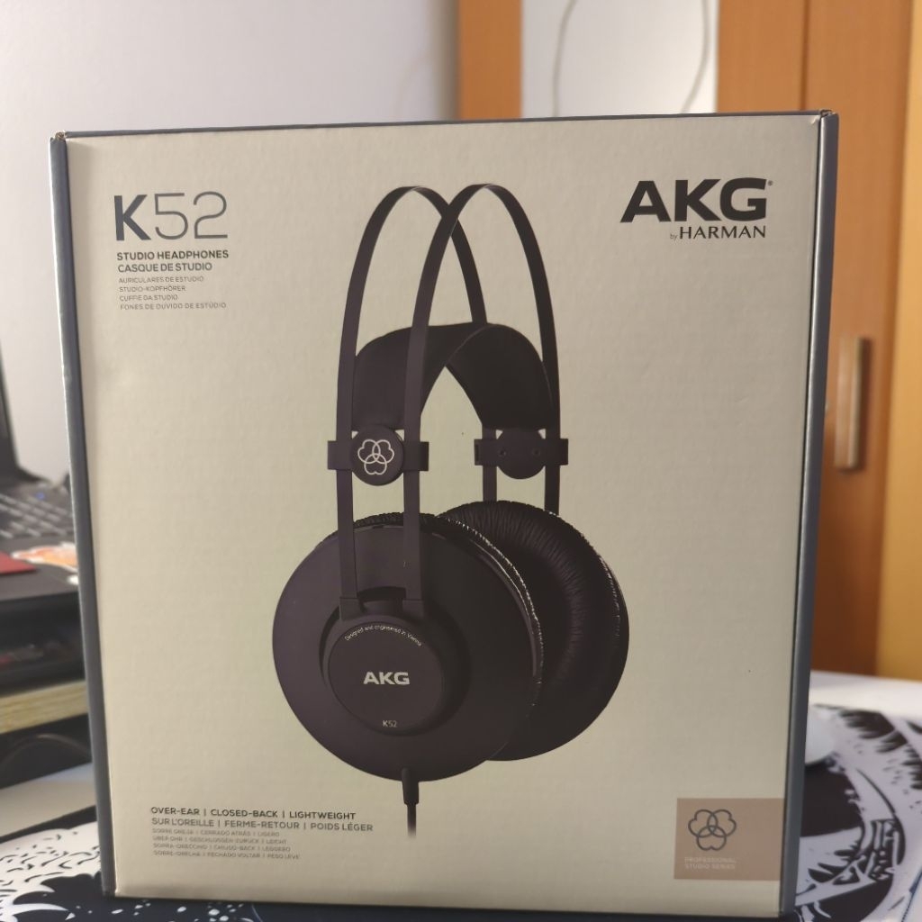 AKG K52