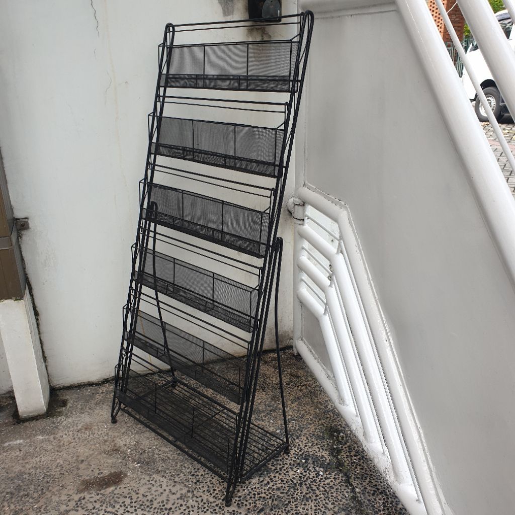 Rak Brosur Besi 6 Susun Hitam – Rak CD Kaset Majalah Display Standing Industrial Minimalis