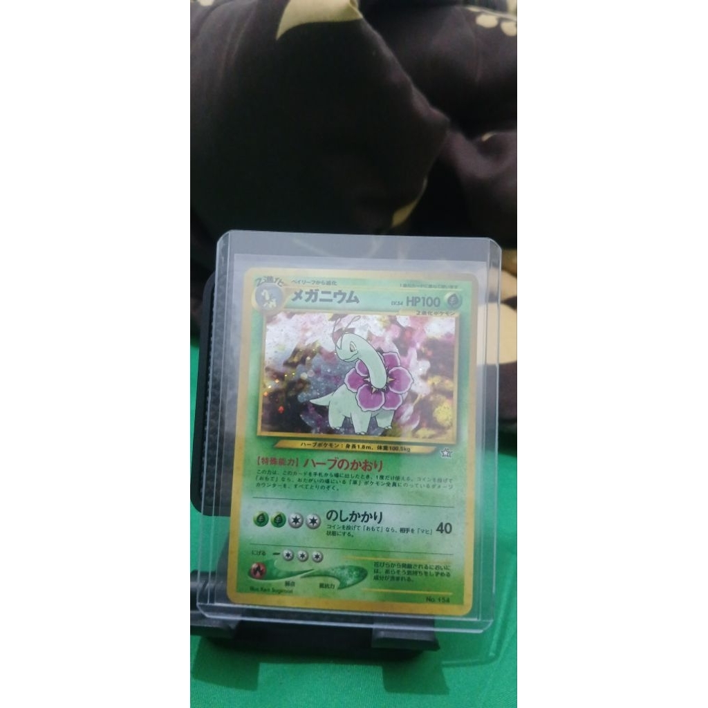 Ini adalah kartu Pokemon Jepang Meganiumu (Meganium) holo langka dari set Neo Genesis tahun 1999.