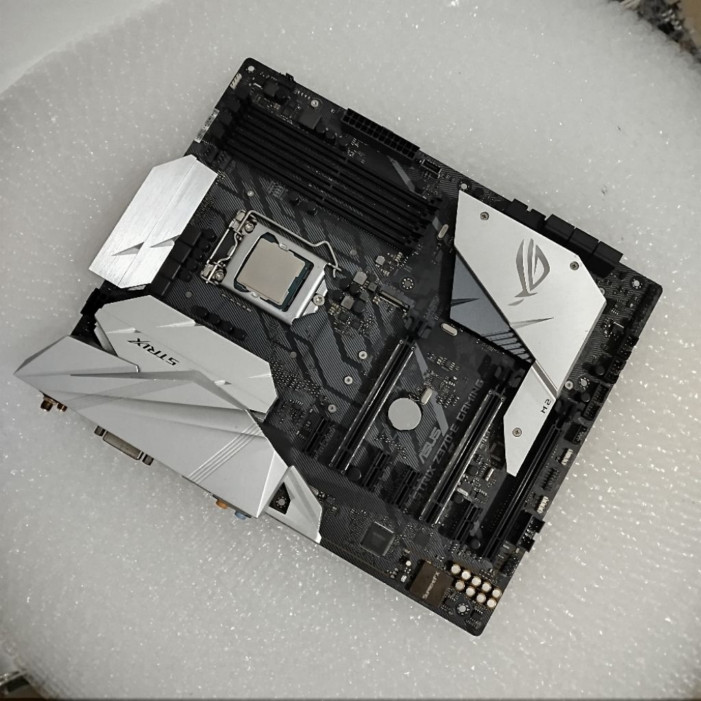 Asus Strix Z370-E Gaming Processor Core i7 9700K