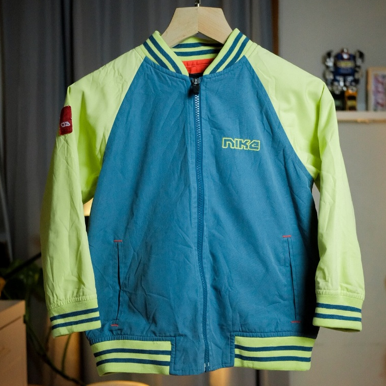 Nike Varsity Back Swoosh – Gaya Vintage & Sporty - Kondisi 90% - Oke Tanpa Minus