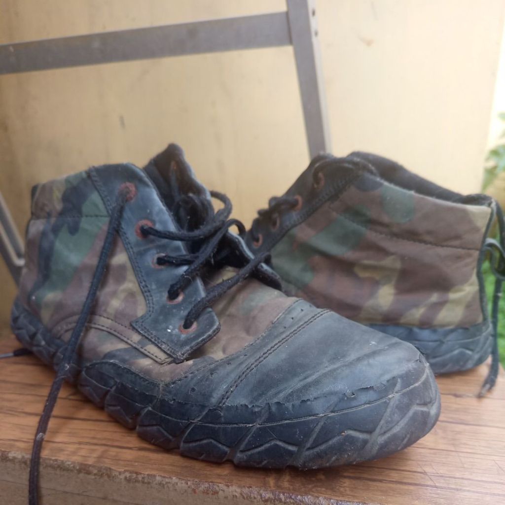 PRELOVED sepatu pria motif loreng size 44