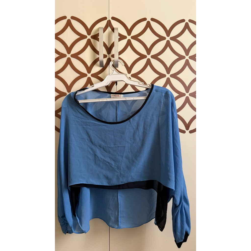 (preloved) Outer crop top batwing off shoulder untuk pesta merk number sixty one light blue